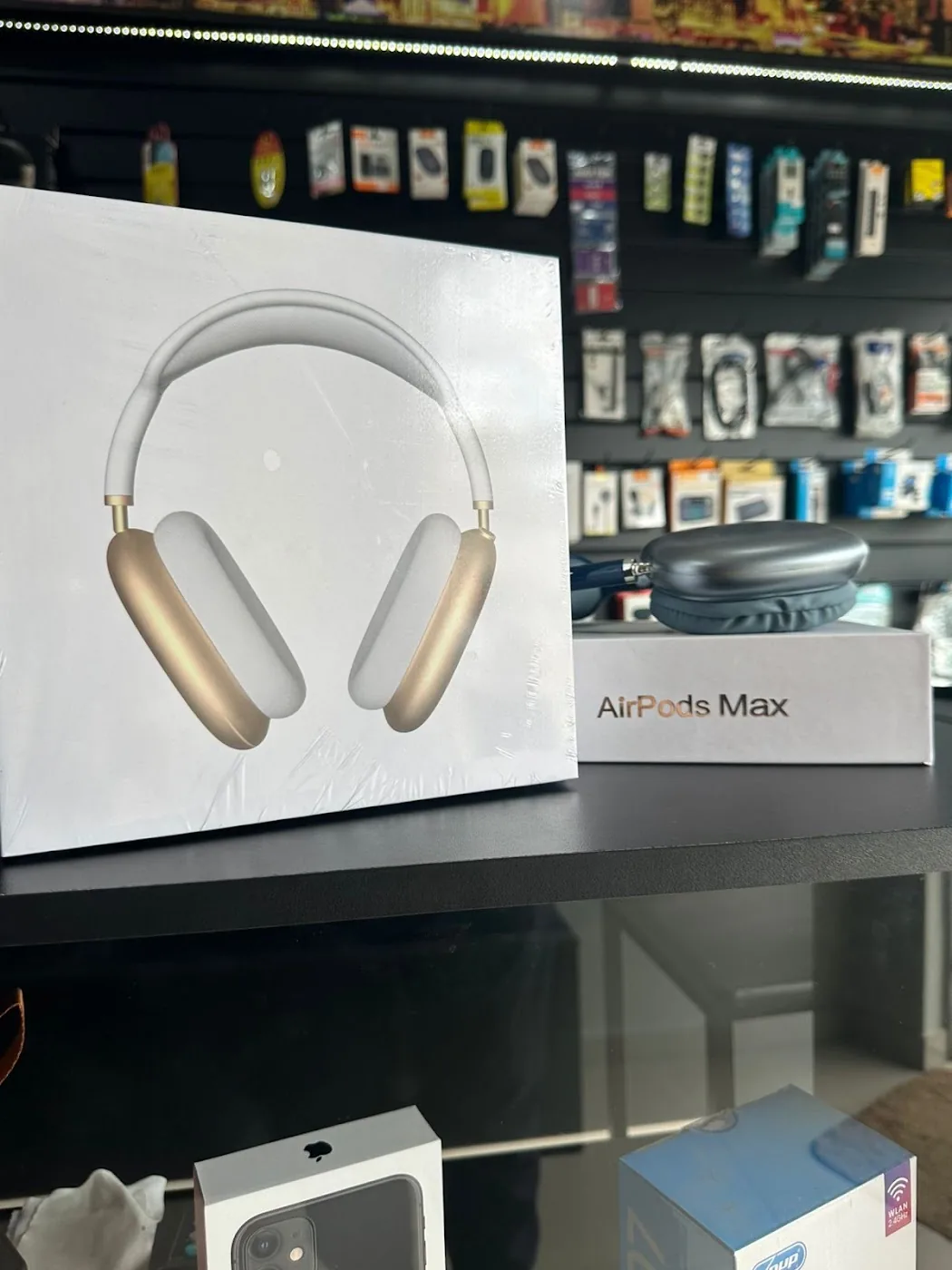 Fone de ouvido original exposto na loja Campeche Cell