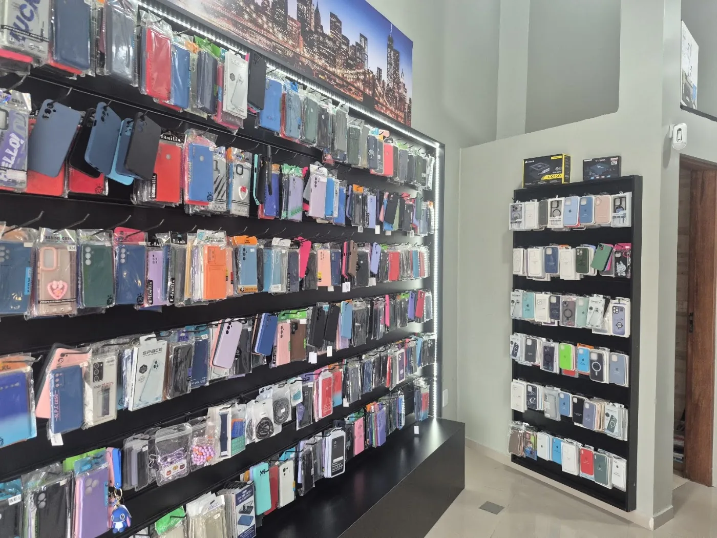 Parede com grande variedade de capas para celular