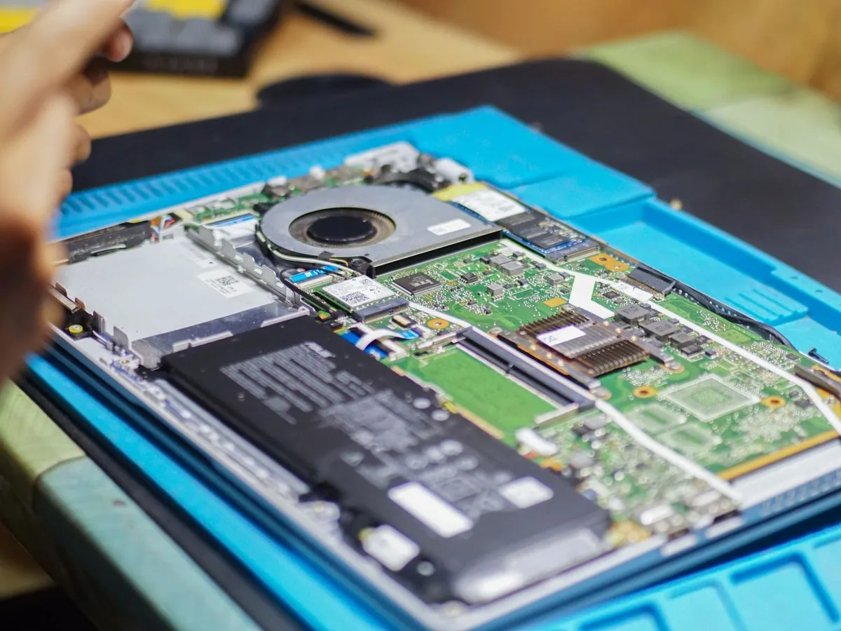 Notebook aberto na bancada com as peças internas à mostra