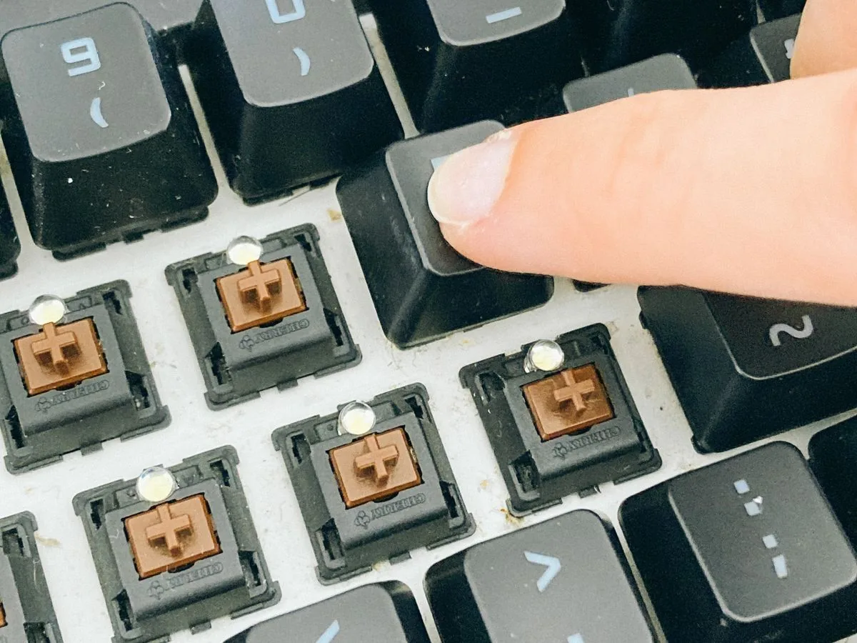 Teclas de um teclado sendo recolocadas uma a uma
