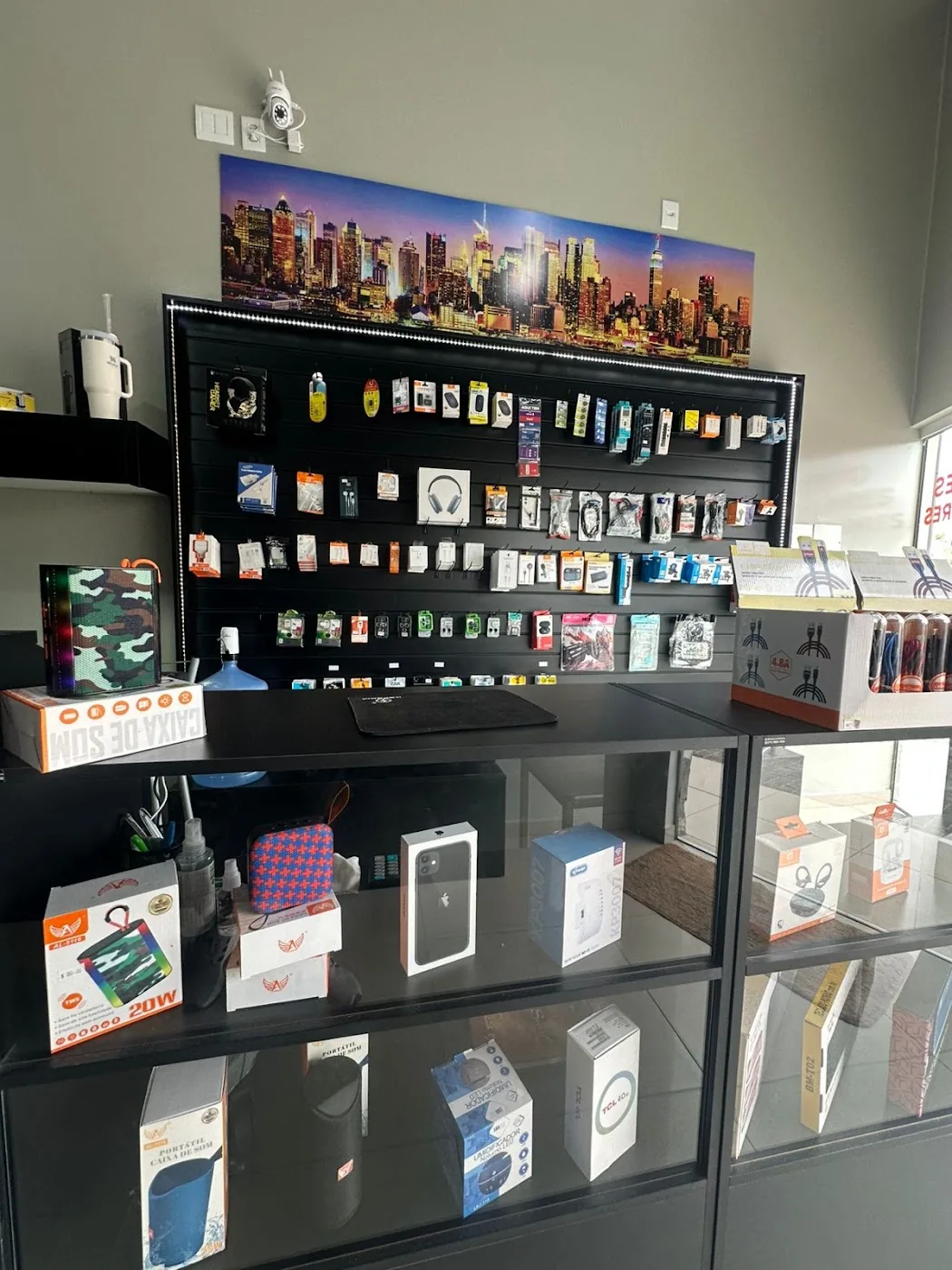 Vitrine com acessórios e produtos na loja